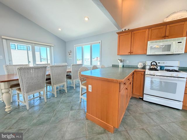 212 N BARNEGAT AVE, Surf City, NJ 08008