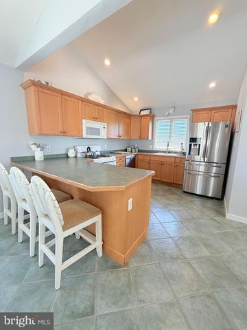 212 N BARNEGAT AVE, Surf City, NJ 08008