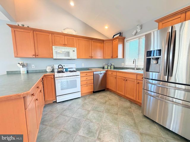212 N BARNEGAT AVE, Surf City, NJ 08008