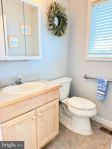 212 N BARNEGAT AVE, Surf City, NJ 08008