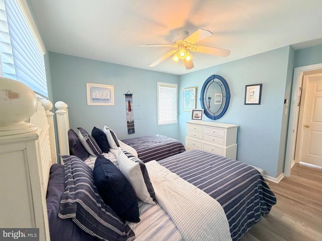 212 N BARNEGAT AVE, Surf City, NJ 08008