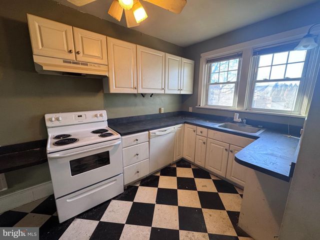 12 HILLSIDE RD, Reading, PA 19609