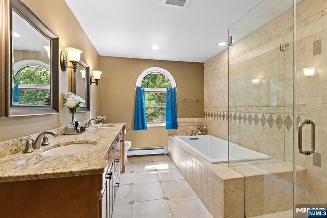 517 Kings Point Trail, Franklin Lakes, NJ 07417