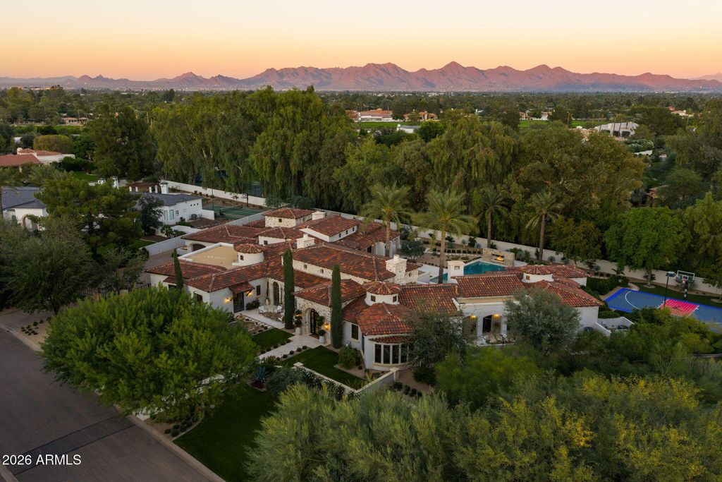 Image 1 of property listing at 8601 N 59TH Place, Paradise Valley, AZ 85253