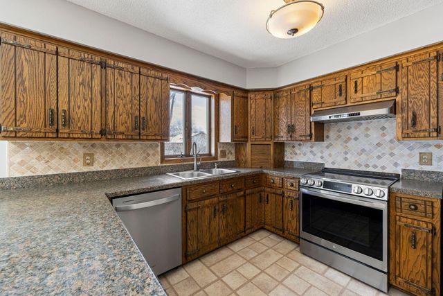 951 Swift Street S, Shakopee, MN 55379