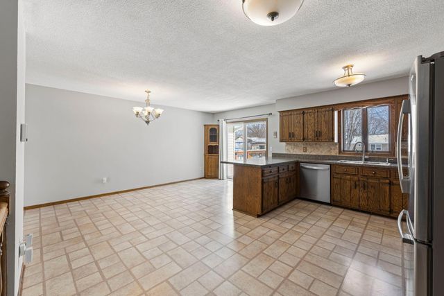 951 Swift Street S, Shakopee, MN 55379