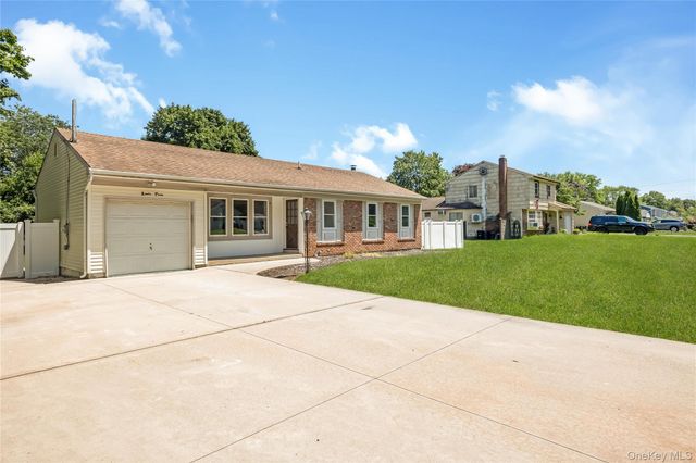 93 Raynor Road, Ridge, NY 11961