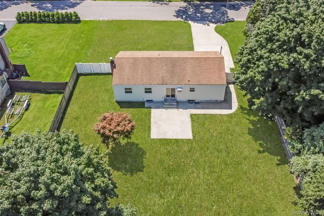 93 Raynor Road, Ridge, NY 11961
