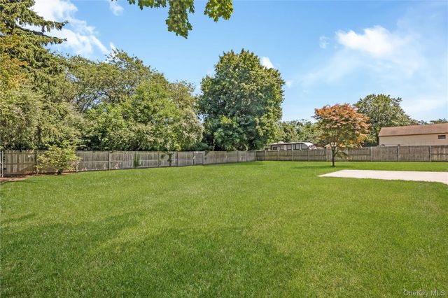 93 Raynor Road, Ridge, NY 11961