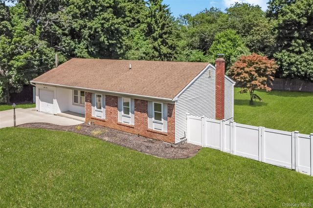 93 Raynor Road, Ridge, NY 11961