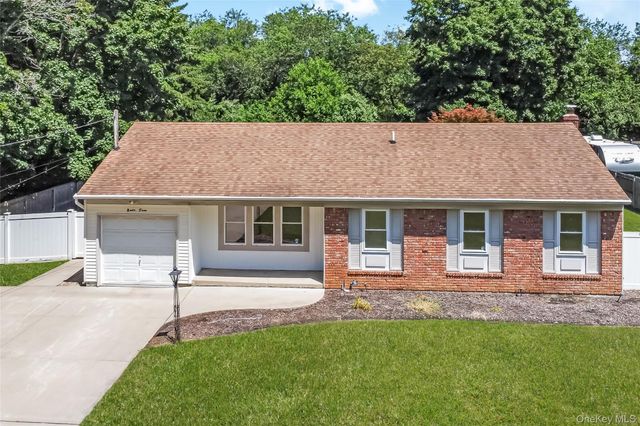 93 Raynor Road, Ridge, NY 11961