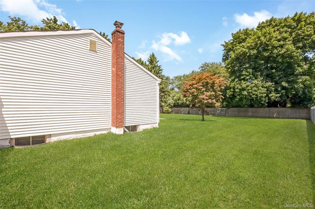 93 Raynor Road, Ridge, NY 11961