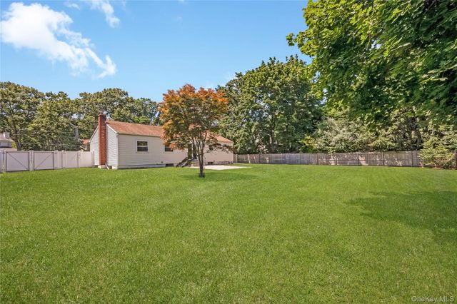 93 Raynor Road, Ridge, NY 11961