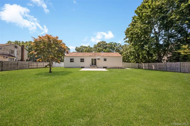 93 Raynor Road, Ridge, NY 11961