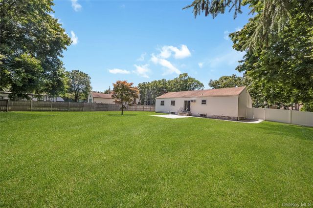 93 Raynor Road, Ridge, NY 11961