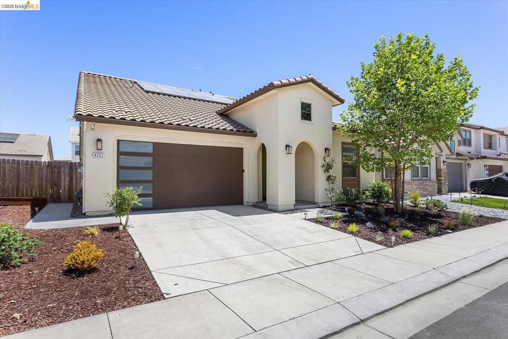 Image 2 of property listing at 4352 Vanguard DR, Modesto, CA 95356