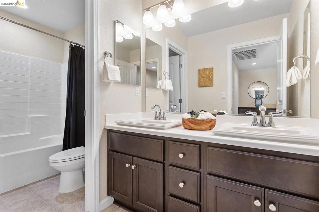 Image 27 of property listing at 4352 Vanguard DR, Modesto, CA 95356