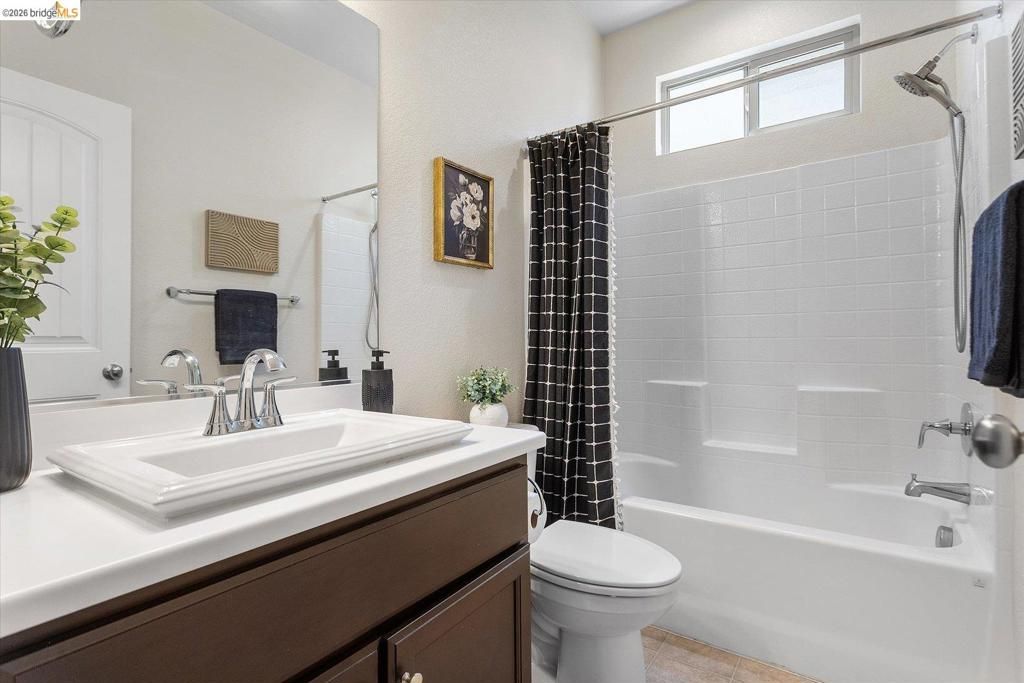 Image 6 of property listing at 4352 Vanguard DR, Modesto, CA 95356