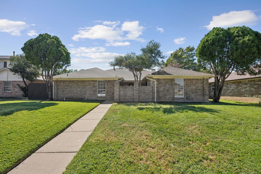 2112 Taxco Drive, Carrollton, TX 75006