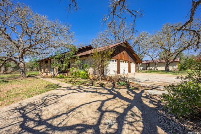 162 Oak Wood Rd, Kerrville, TX 78028