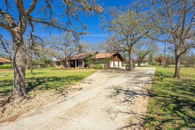 162 Oak Wood Rd, Kerrville, TX 78028