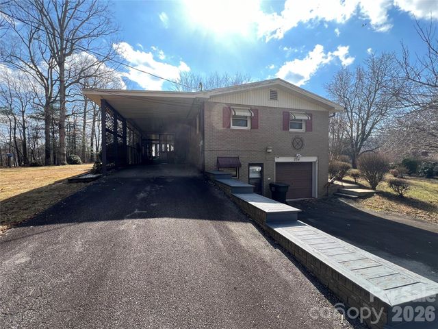 204 Reed Drive, Flat Rock, NC 28731