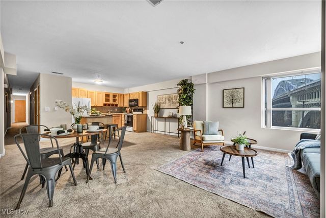 2222 Detroit Road 304, Cleveland, OH 44113