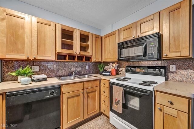 2222 Detroit Road 304, Cleveland, OH 44113