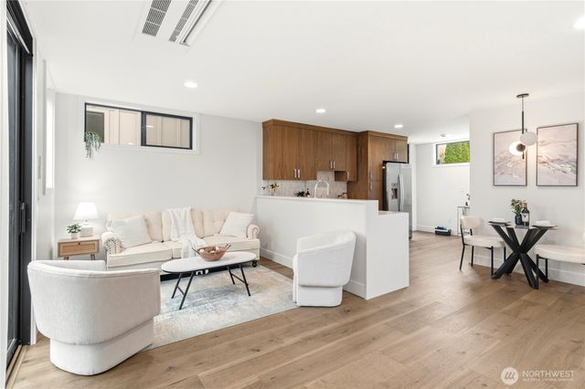 2528 27th Avenue W, Seattle, WA 98199
