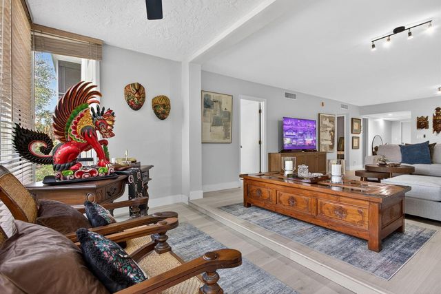500 Oaks Lane 111, Pompano Beach, FL 33069