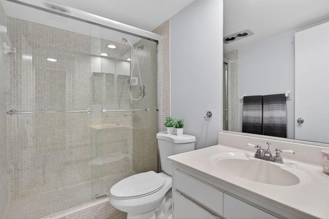500 Oaks Lane 111, Pompano Beach, FL 33069
