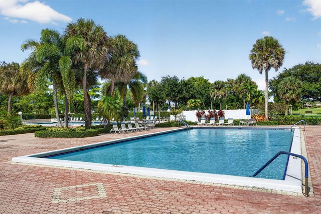 500 Oaks Lane 111, Pompano Beach, FL 33069