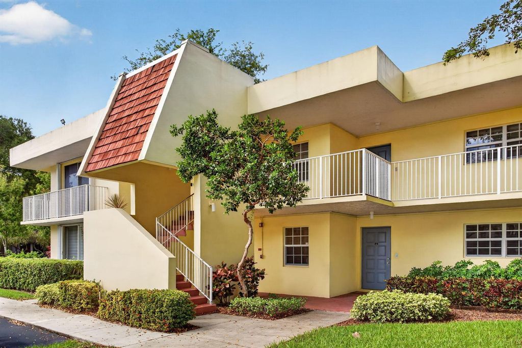 500 Oaks Lane 111, Pompano Beach, FL 33069