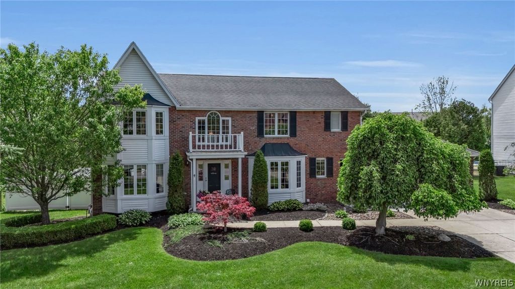 5856 Forest Creek Dr, Clarence, NY 14051