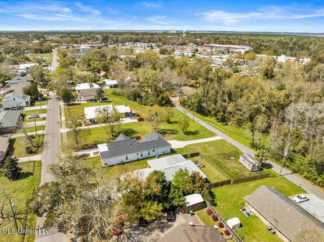 405 Ulman Avenue, Bay Saint Louis, MS 39520