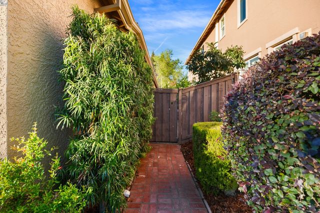 1061 Sandwick Way, Folsom, CA 95630