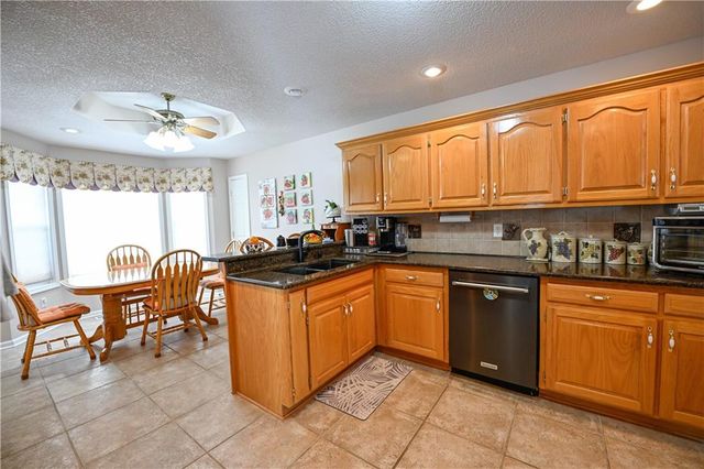 5118 SW Pelican Point, Lee's Summit, MO 64082