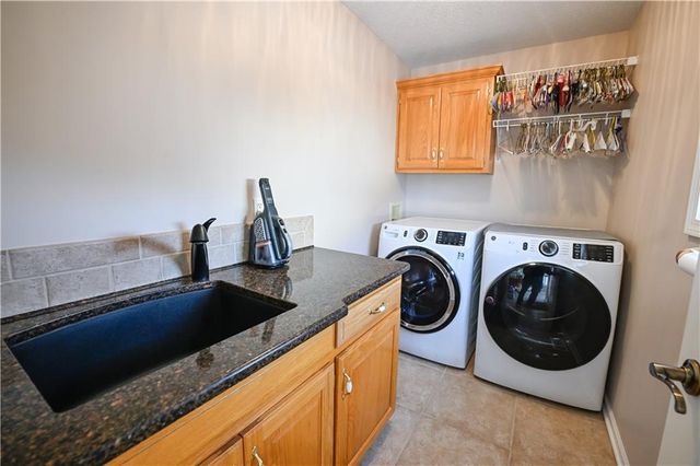 5118 SW Pelican Point, Lee's Summit, MO 64082