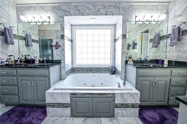 5118 SW Pelican Point, Lee's Summit, MO 64082