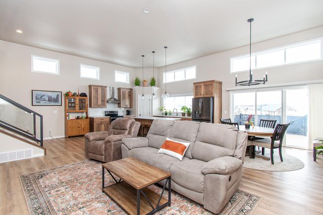 5507 Lori Lane W, West Fargo, ND 58078