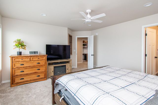 5507 Lori Lane W, West Fargo, ND 58078