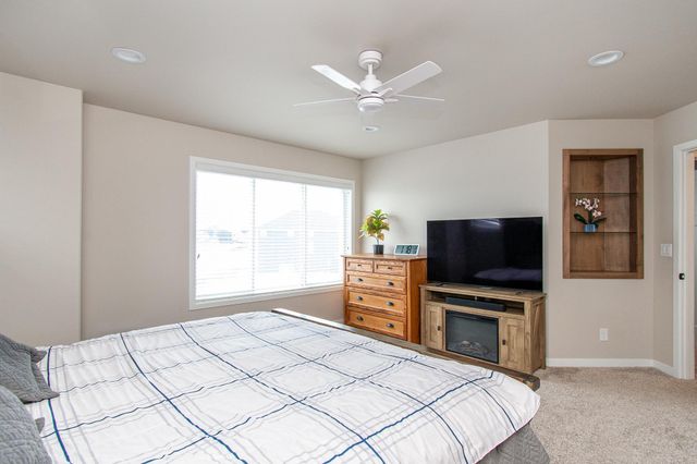 5507 Lori Lane W, West Fargo, ND 58078