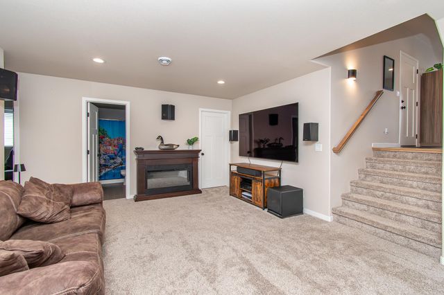 5507 Lori Lane W, West Fargo, ND 58078