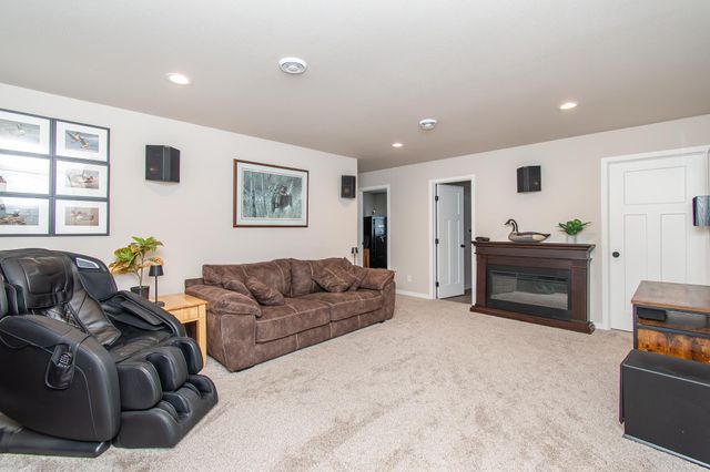 5507 Lori Lane W, West Fargo, ND 58078