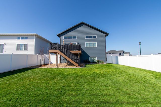 5507 Lori Lane W, West Fargo, ND 58078