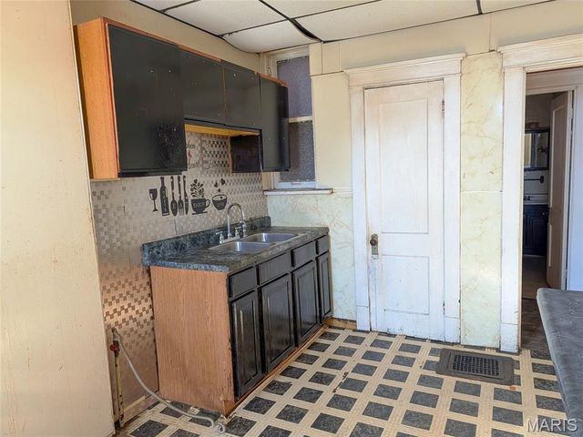 2042 E Adelaide Avenue, St Louis, MO 63107