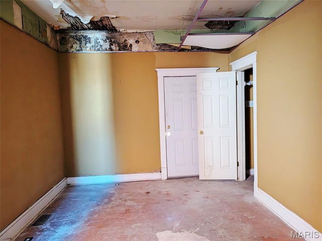 2042 E Adelaide Avenue, St Louis, MO 63107