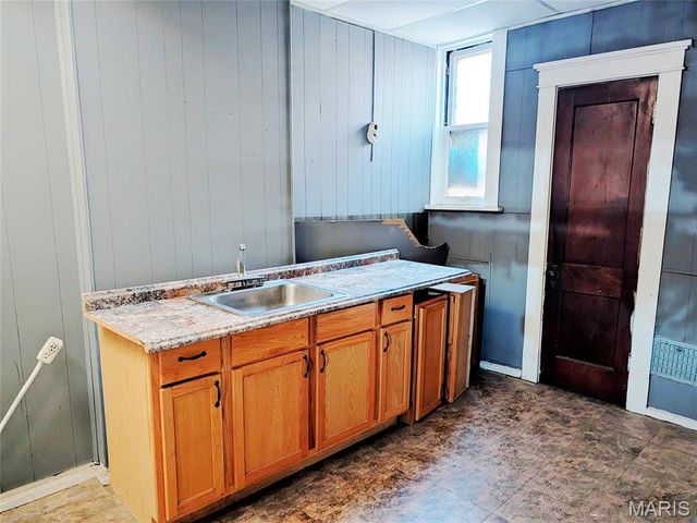 2042 E Adelaide Avenue, St Louis, MO 63107