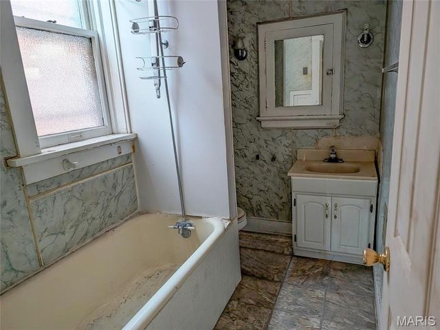 2042 E Adelaide Avenue, St Louis, MO 63107