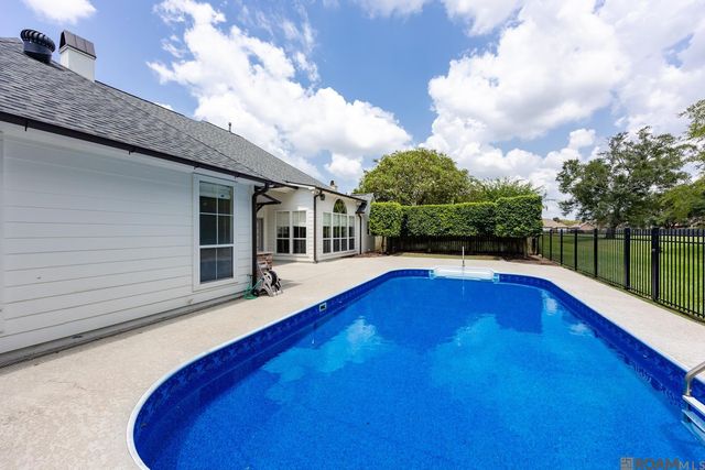 18041 Jefferson Ridge Dr, Baton Rouge, LA 70817
